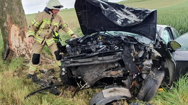 Vor der Rheinbrücke: Schwerer Unfall in Kalkar – Autofahrer schwebt in Lebensgefahr