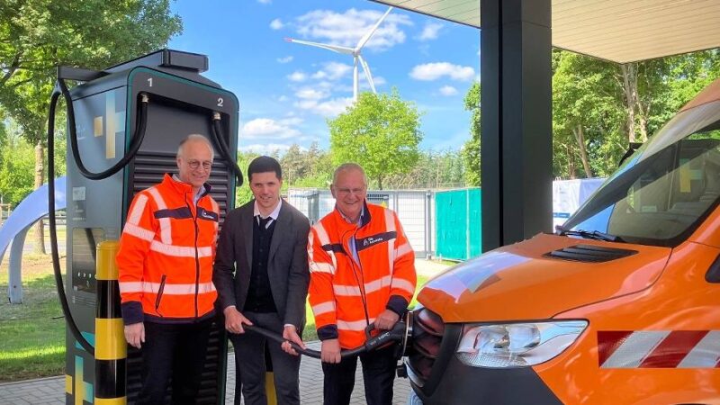 A3 zwischen Rees und Hamminkeln: Schneller Strom an der Autobahn