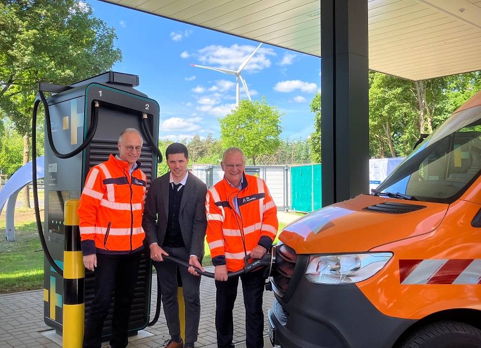 A3 zwischen Rees und Hamminkeln: Schneller Strom an der Autobahn