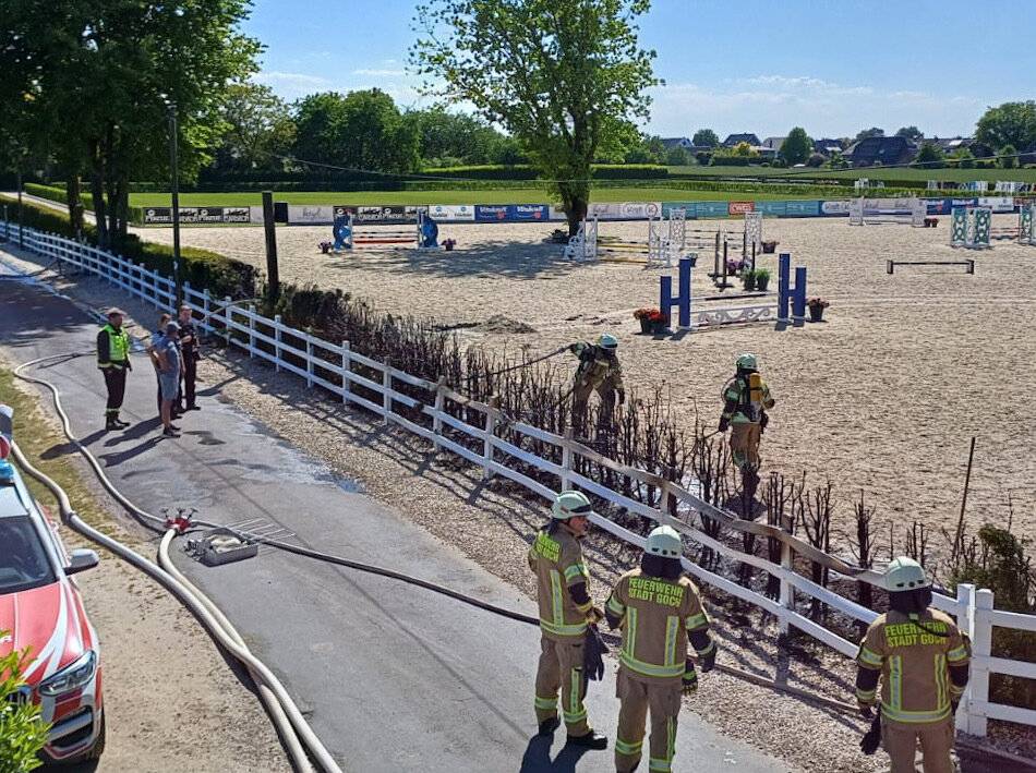 Gasbrenner verursacht Brand: Feuerwehr löscht brennende Hecke in Goch