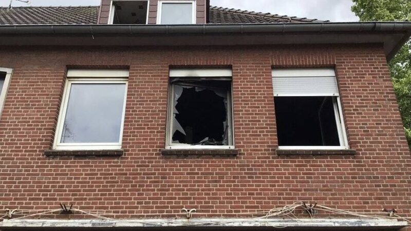 Wohnungsbrand im ersten Stock: Feuerwehr löscht Brand 
an Speelberger Straße