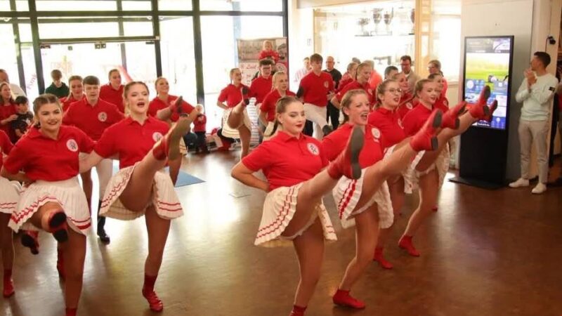 Rote Funken in Hösel: „Böllermarie“ eröffnet Golfturnier