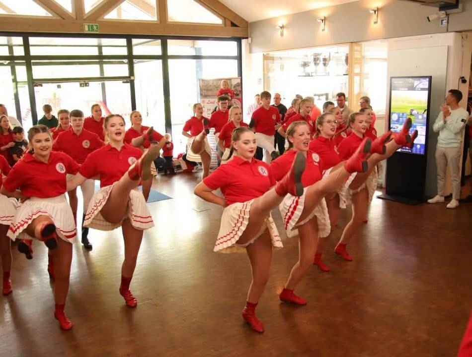 Rote Funken in Hösel: „Böllermarie“ eröffnet Golfturnier