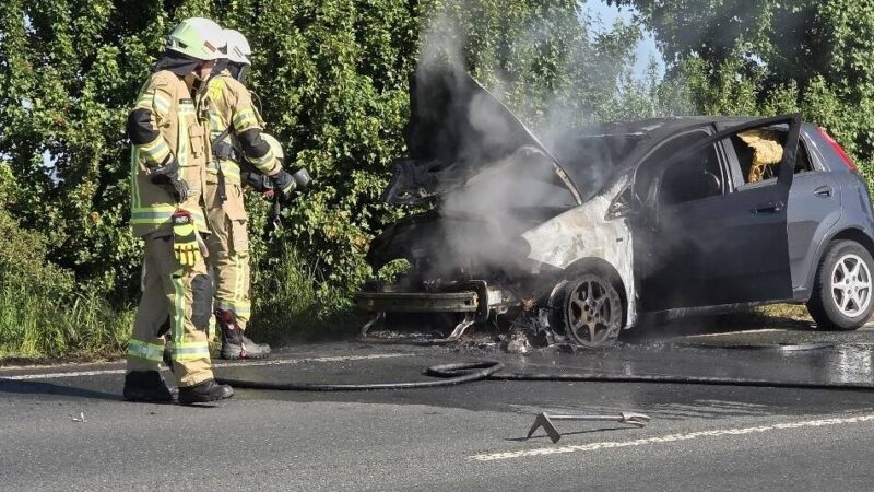 Schock in Goch: Mutter und Kind fahren über B9 – plötzlich fängt das Auto Feuer