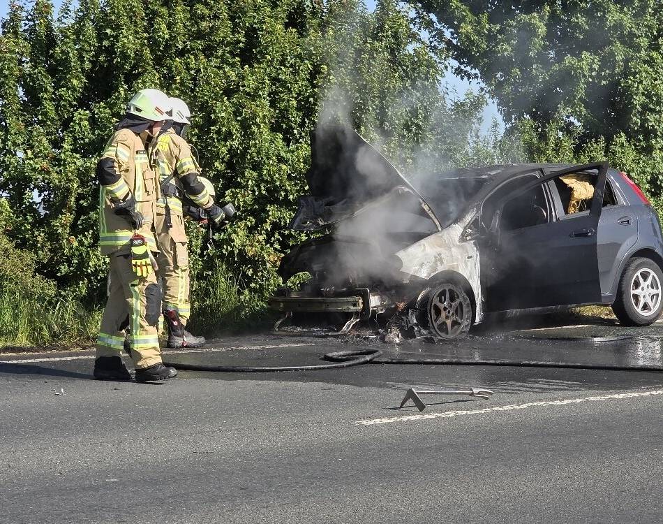 Schock in Goch: Mutter und Kind fahren über B9 – plötzlich fängt das Auto Feuer