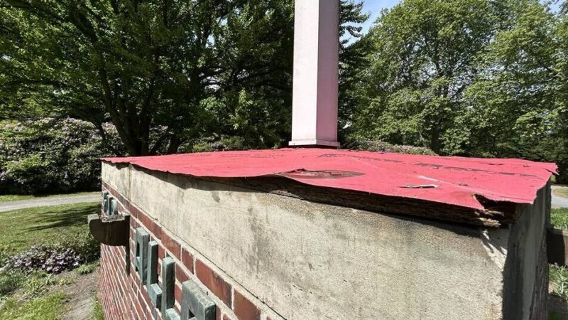 Vandalismus auf dem Hauptfriedhof Mönchengladbach: Denkmal für gefallene Soldaten stark beschädigt