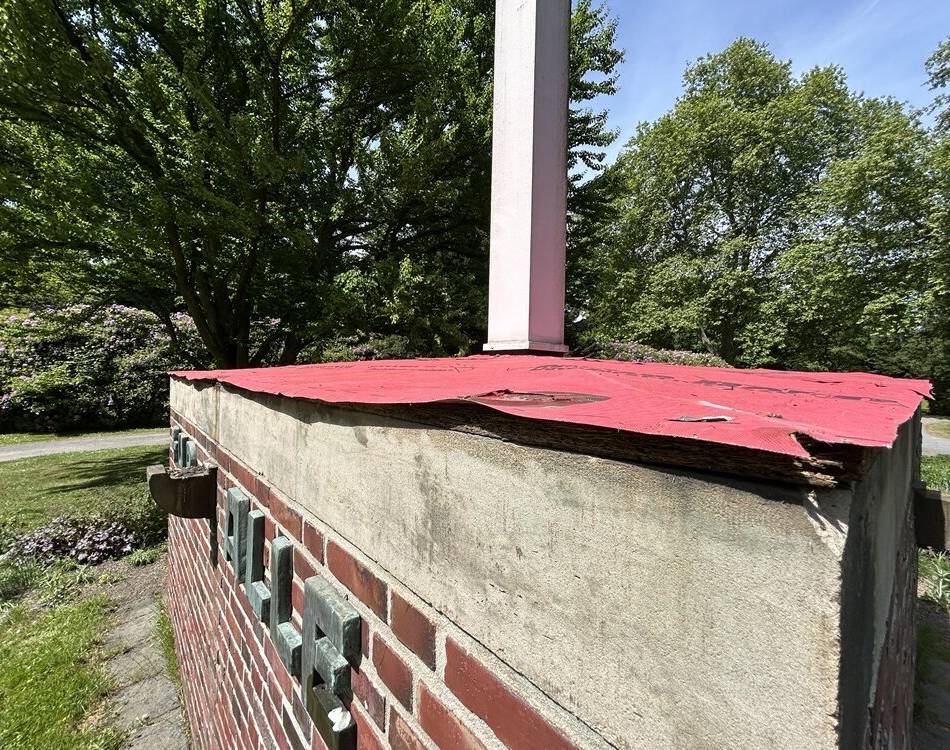 Vandalismus auf dem Hauptfriedhof Mönchengladbach: Denkmal für gefallene Soldaten stark beschädigt
