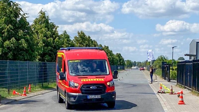 Rückwärts Slalom fahren: In neuen Mannschaftsbussen – Klever Feuerwehr übt Fahrsicherheit