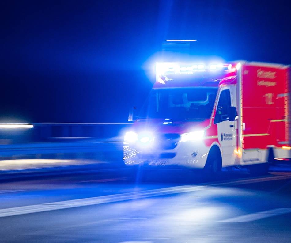 Zeugenaufruf: Illegales Autorennen in Velbert? 17-jähriger Fußgänger schwer verletzt
