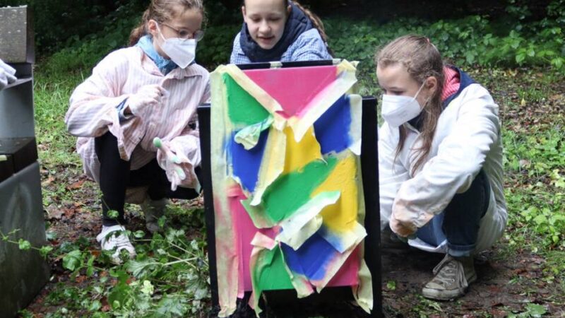 Mit Farbe und Ideen: Schüler verschönern Mülleimer an der Dhünn