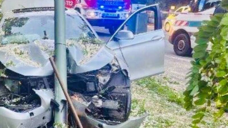 Unfall in Duisburg-Homberg: 18-Jähriger rast mit BMW und kracht in Straßenlaterne