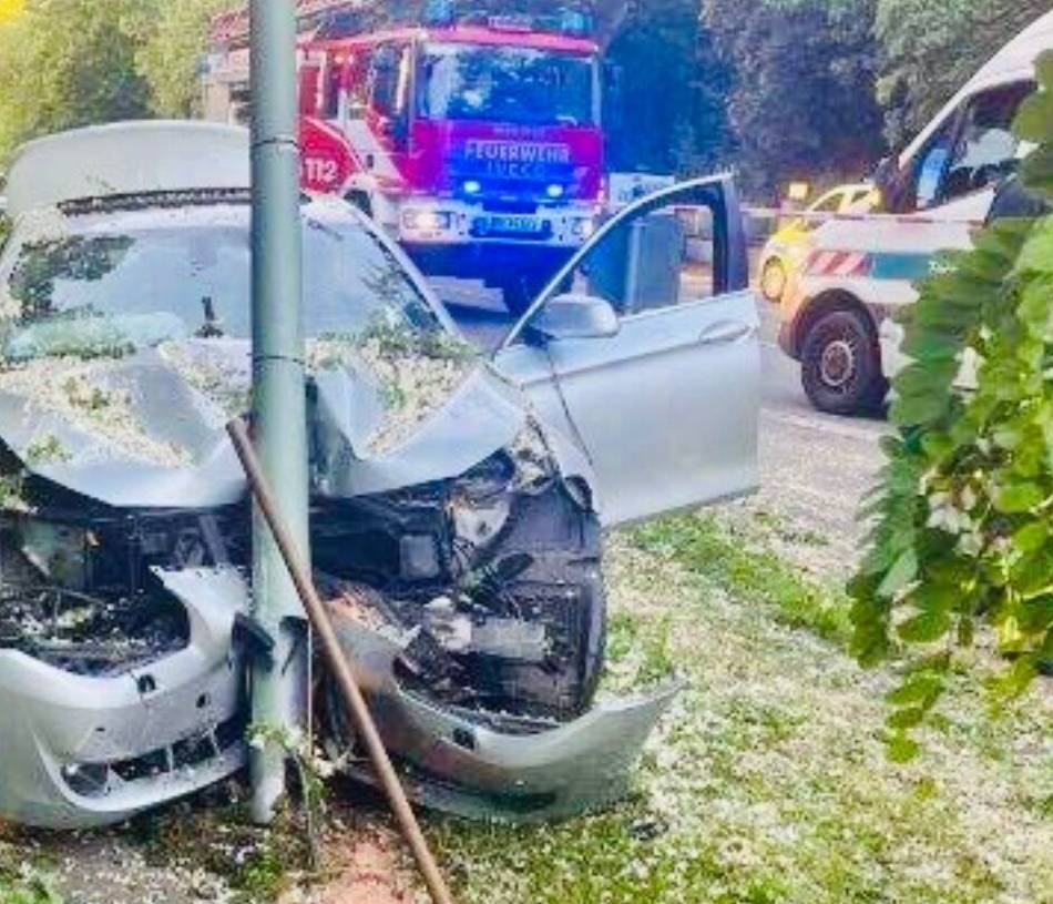 Unfall in Duisburg-Homberg: 18-Jähriger rast mit BMW und kracht in Straßenlaterne