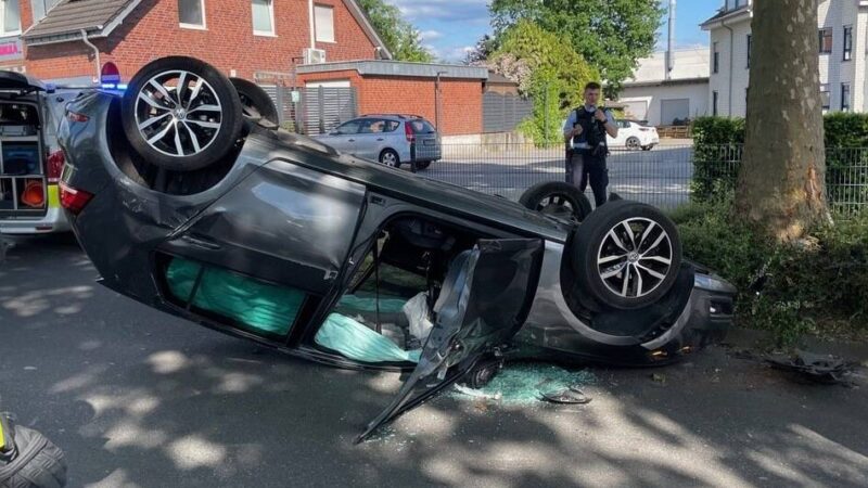 Unfall in Dinslaken: Auto fährt gegen Baum und überschlägt sich