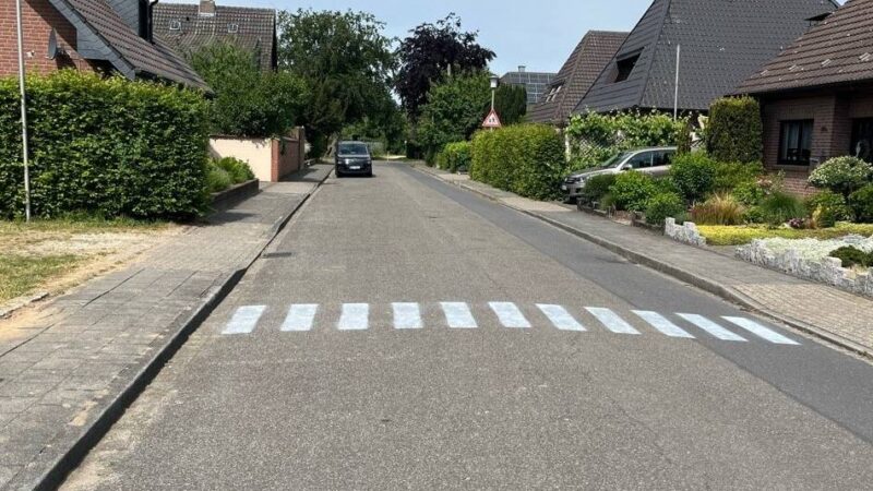 Geht natürlich so nicht …: Unbekannte malen Zebrastreifen auf Straße – Polizei reagiert humorlos