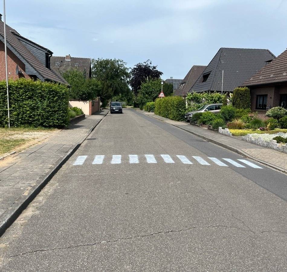 Geht natürlich so nicht …: Unbekannte malen Zebrastreifen auf Straße – Polizei reagiert humorlos