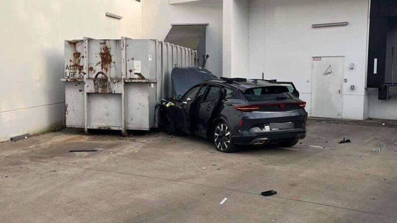Unfall in Düsseldorf-Angermund: Auto durchbricht Brüstung und stürzt auf Aldi-Parkplatz