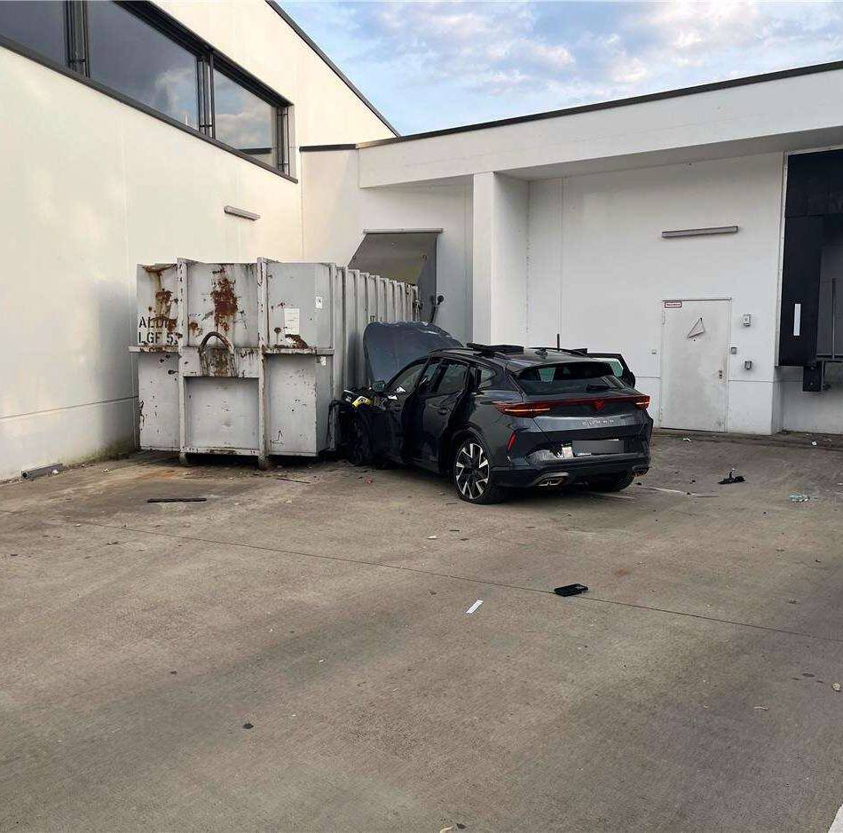 Unfall in Düsseldorf-Angermund: Auto durchbricht Brüstung und stürzt auf Aldi-Parkplatz
