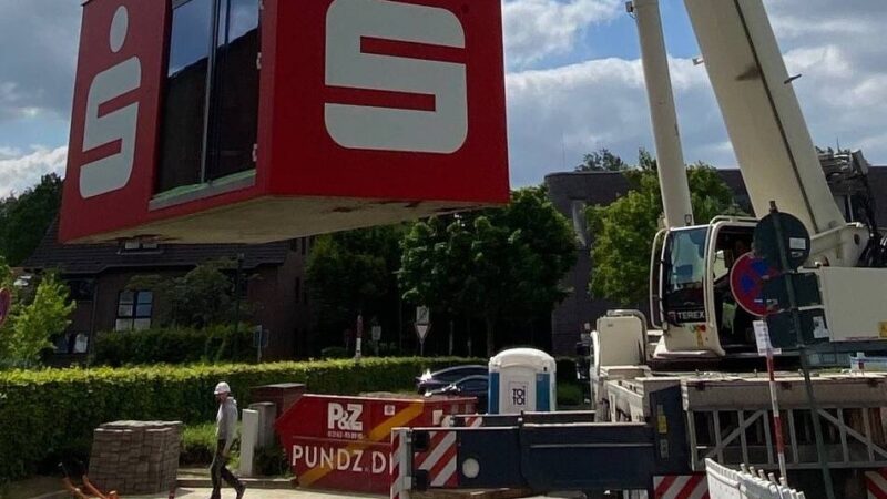Auf dem Edeka-Parkplatz: Sparkasse eröffnet SB-Pavillon in Neersen