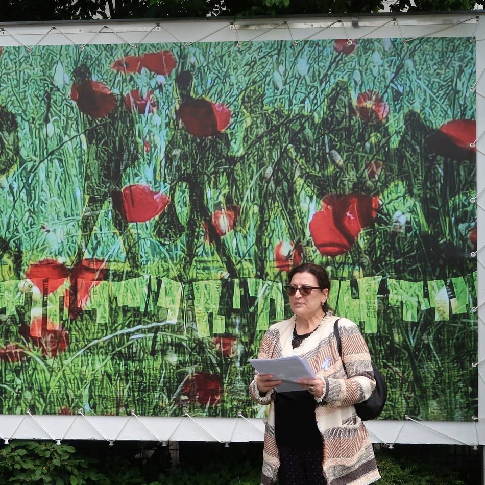 Künstler setzen Zeichen für Völkerverständigung: Mahn-Plakatwand spiegelt Flucht und Vertreibung wider