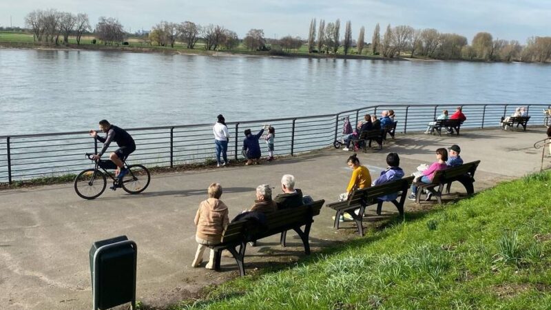 Bezirkspolitik in Düsseldorf: Bezirkspolitik beschäftigt sich mit Flughafenparkern und Sitzbänken