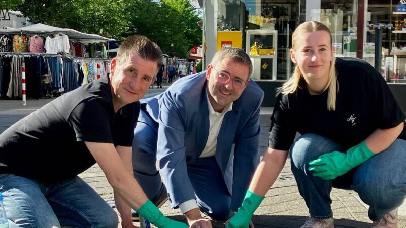 Gemeinsames Gedenken in Dormagen: Stolpersteine strahlen wieder wie neu