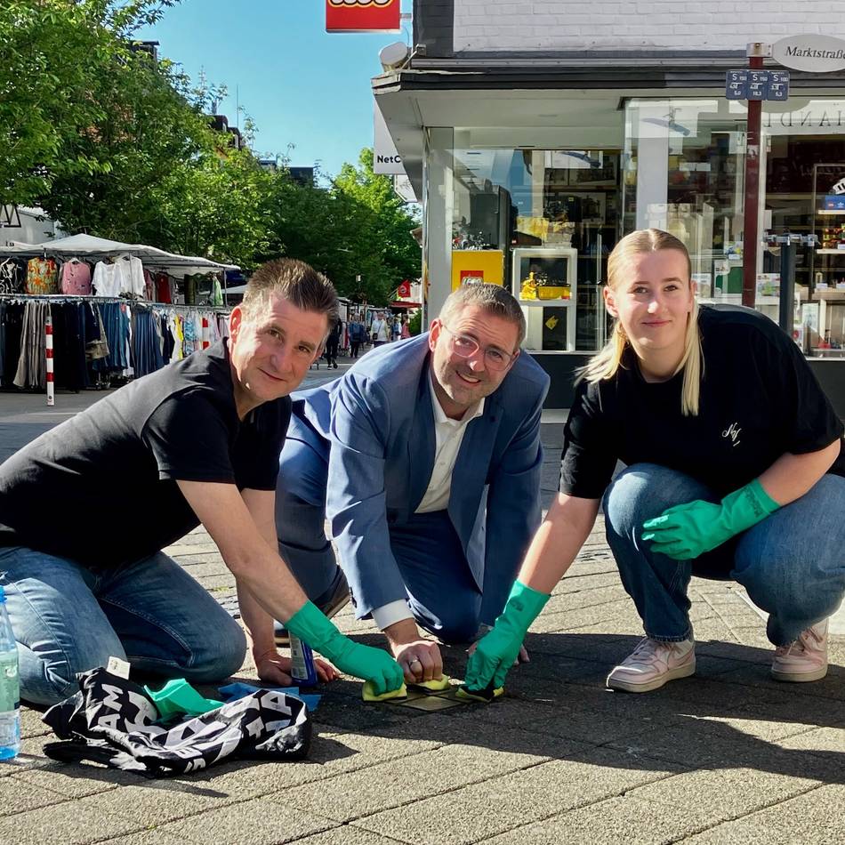 Gemeinsames Gedenken in Dormagen: Stolpersteine strahlen wieder wie neu
