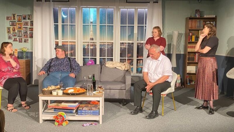 Theater unterm Dach in Nettetal: Ein herrlich bissiger Theaterspaß um die Frage, ob man sein Kind Adolphe nennen darf