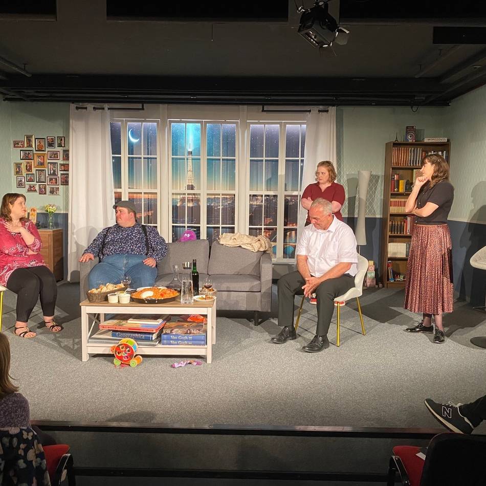 Theater unterm Dach in Nettetal: Ein herrlich bissiger Theaterspaß um die Frage, ob man sein Kind Adolphe nennen darf