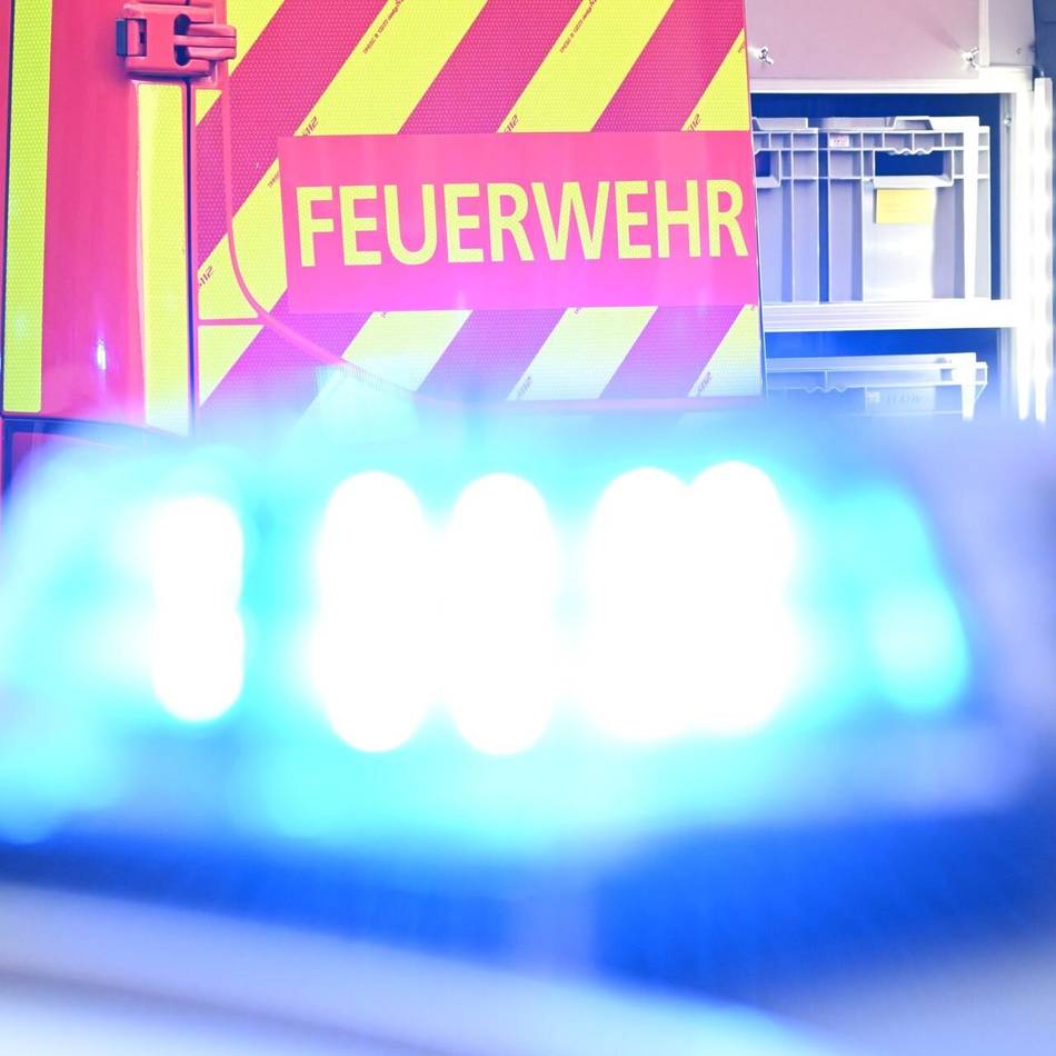Einsatz auf der A1 bei Leverkusen: Feuerwehr löscht brennenden Kleintransporter