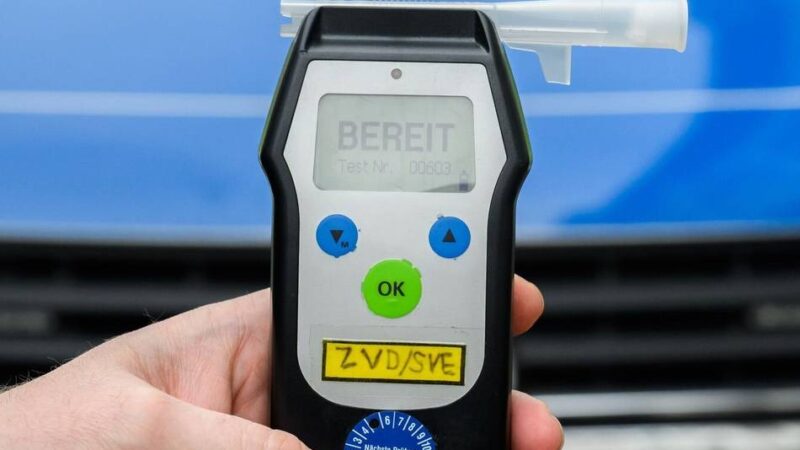Er wollte einem Stein ausweichen: Betrunkener kippt mit Motor-Dreirad um