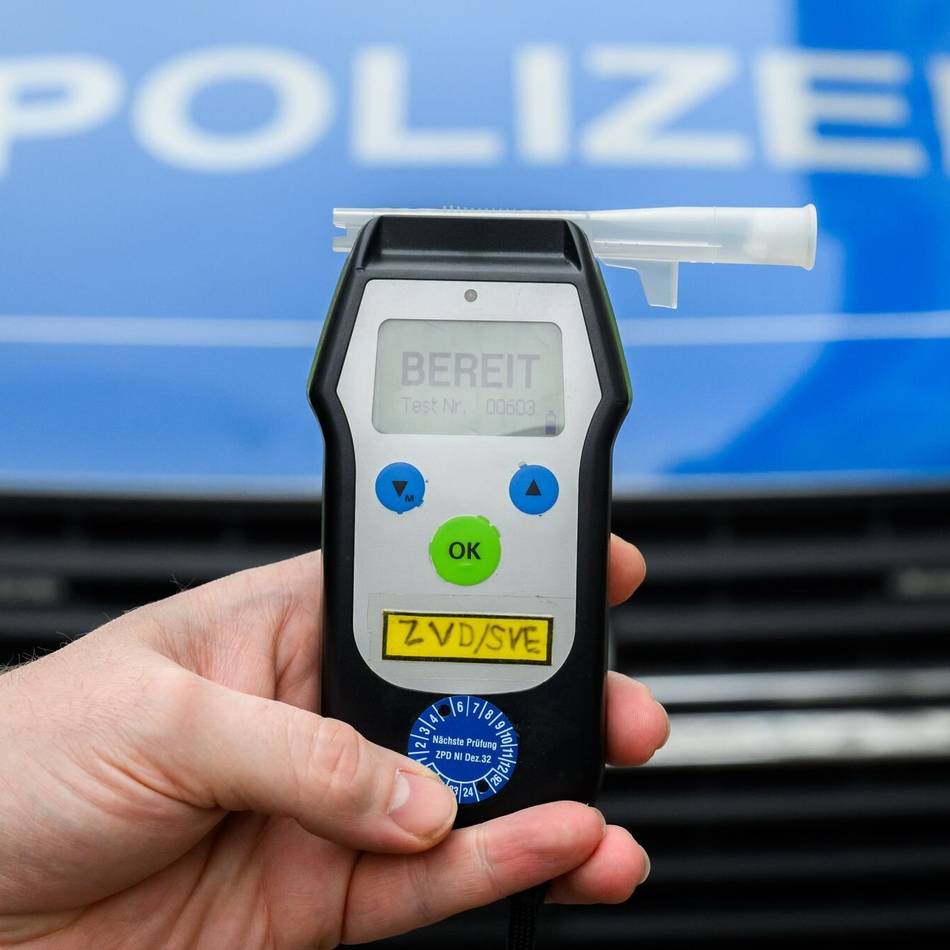 Er wollte einem Stein ausweichen: Betrunkener kippt mit Motor-Dreirad um
