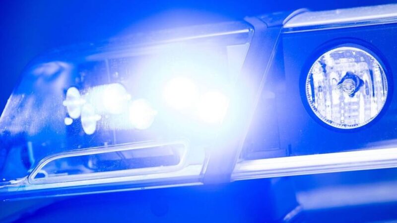 Polizei sucht Zeugen: Männer sollen Stein auf Auto auf A57 geworfen haben