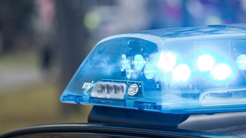 Polizei sucht Zeugen in Meerbusch: 44-Jährige öffnet Fremden die Tür und wird ausgeraubt