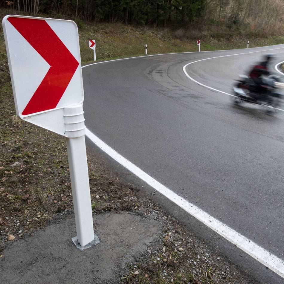 Verkehrskontrollen im Bergischen Land: Tempo 128 innerorts – Polizei stoppt Motorradfahrer in Wermelskirchen