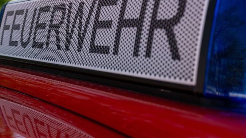 Unbekannte zünden Parkbank an: Erneuter Brand am Berufskolleg in Geldern – Hausmeister löscht das Feuer