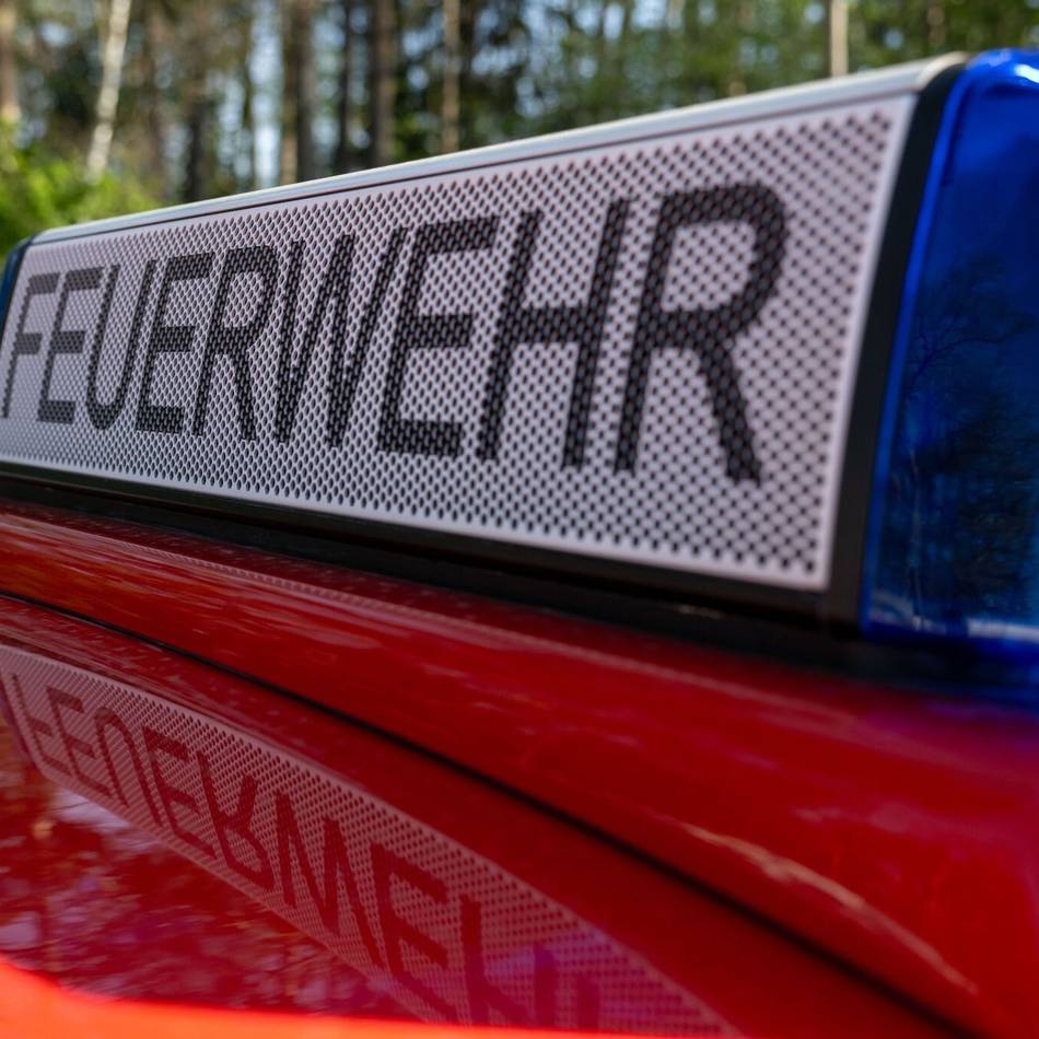 Unbekannte zünden Parkbank an: Erneuter Brand am Berufskolleg in Geldern – Hausmeister löscht das Feuer