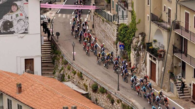 Italien-Rundfahrt: Massensturz beim Giro d’Italia – Ex-Sieger muss aufgeben