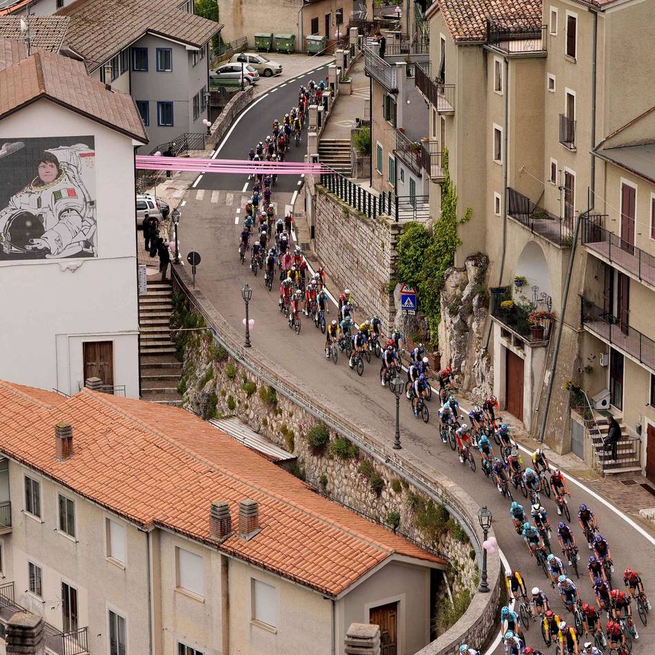 Italien-Rundfahrt: Massensturz beim Giro d’Italia – Ex-Sieger muss aufgeben