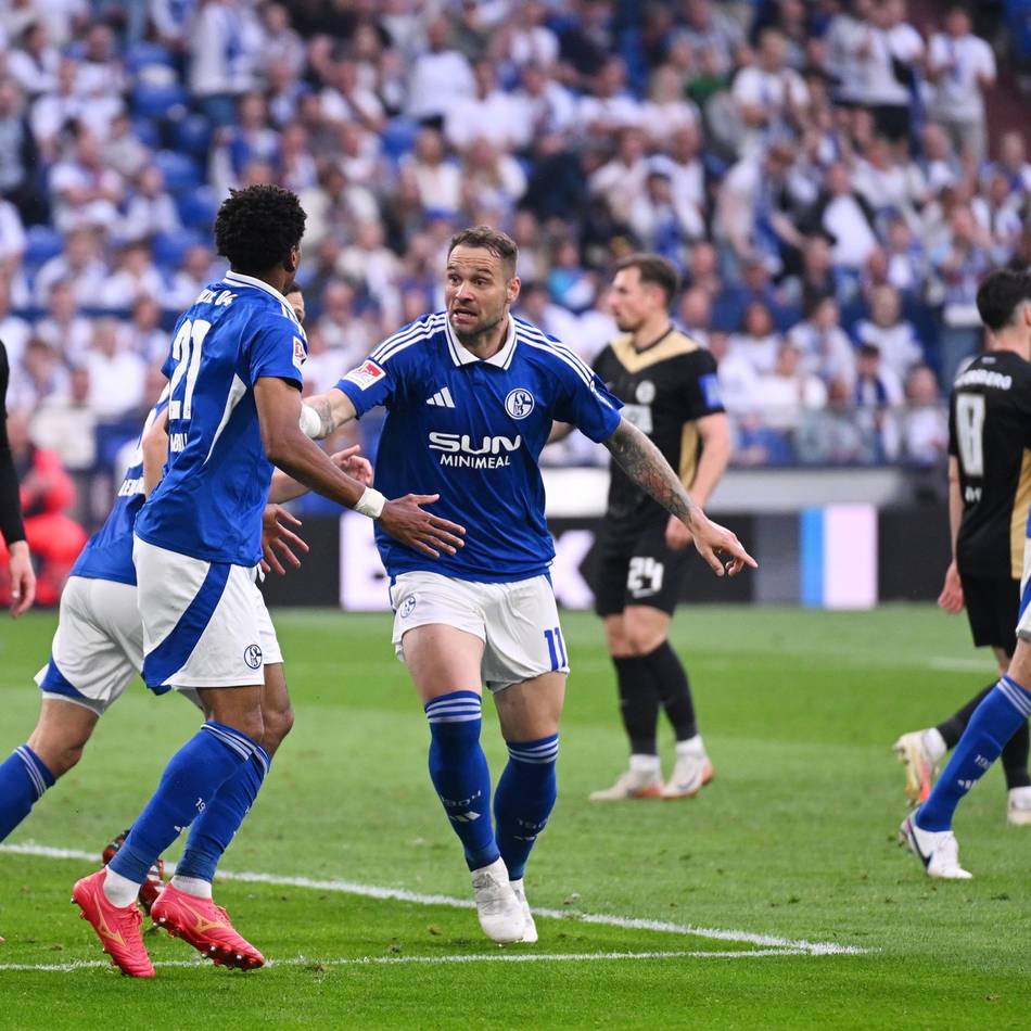 Schlechteste Saison: Schalke-Fans überschütten Team mit Häme