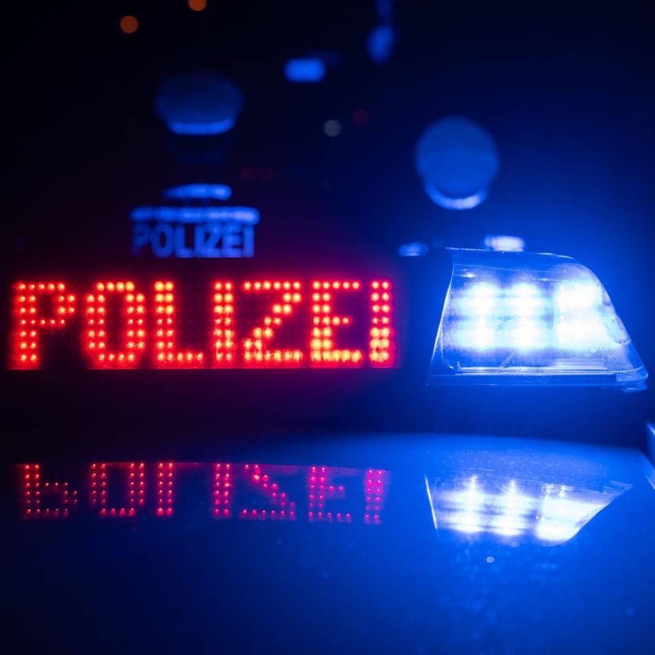 Vorfall in Duisburg: Mann von Auto angefahren und lebensgefährlich verletzt