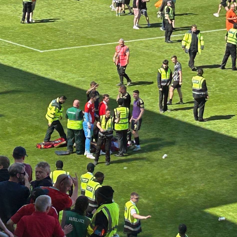 Skandal in Schottland: Gesichtsverletzung: Fußballprofi von Sitzschale getroffen
