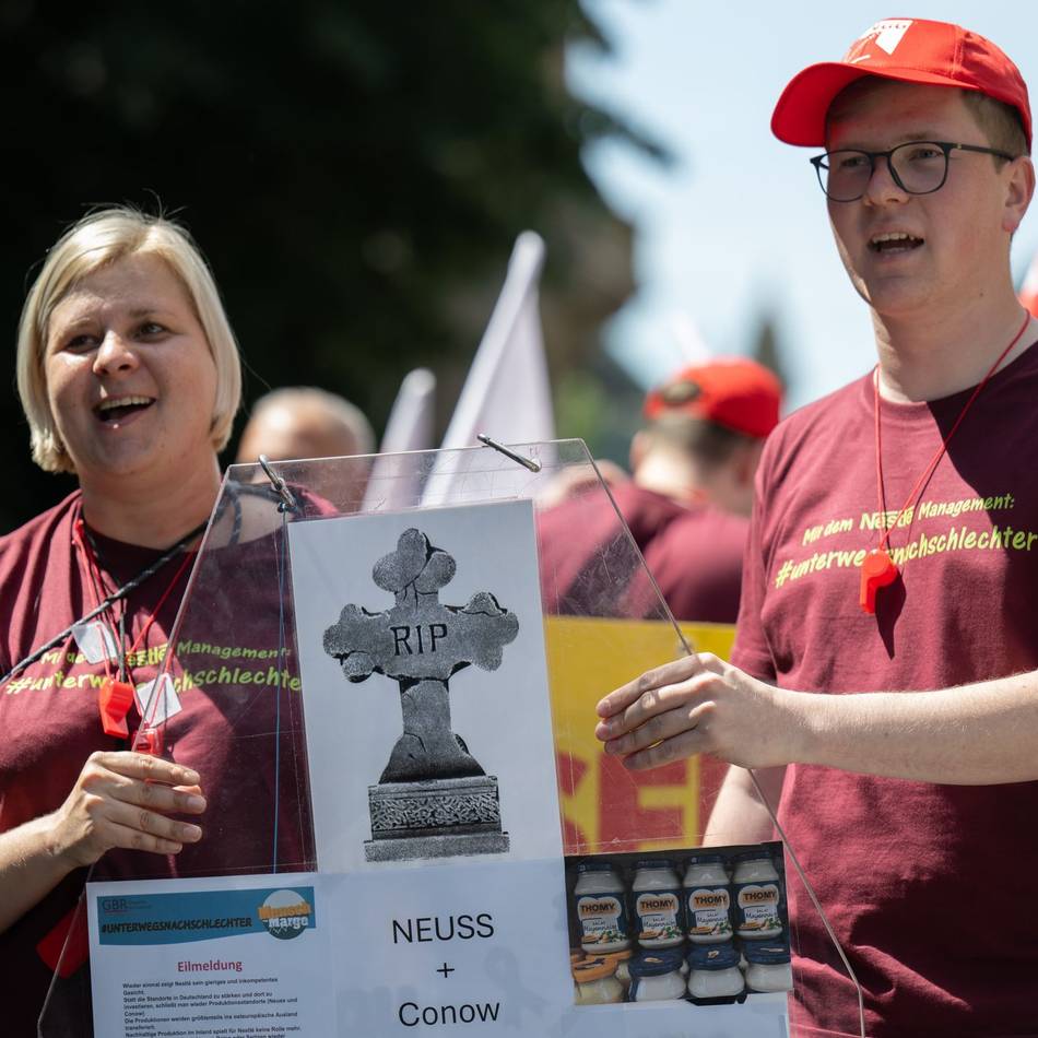 Protest vor Konzernzentrale: Demo gegen Schließung von Neusser Thomy-Werk