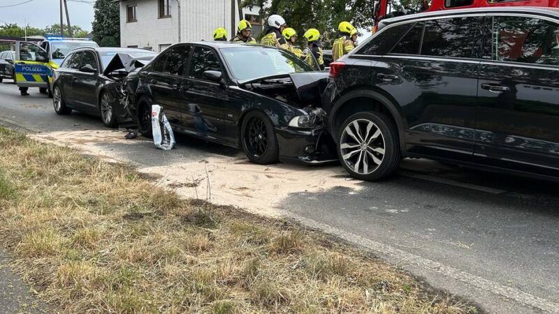 Feuerwehr-Einheit Alpen im Einsatz: Auffahrunfall mit drei Verletzten