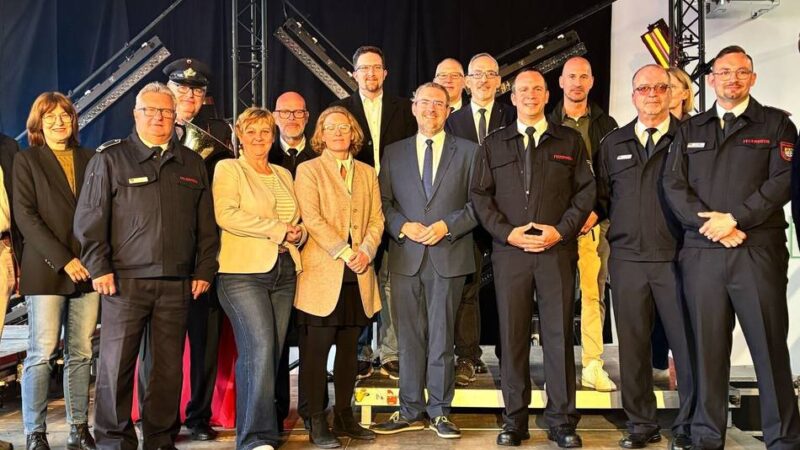Hunderte Gäste waren live bei der Zeremonie dabei: Feuerwehr Stürzelberg feiert bei strömendem Regen Einweihung