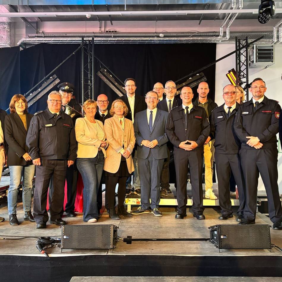 Hunderte Gäste waren live bei der Zeremonie dabei: Feuerwehr Stürzelberg feiert bei strömendem Regen Einweihung