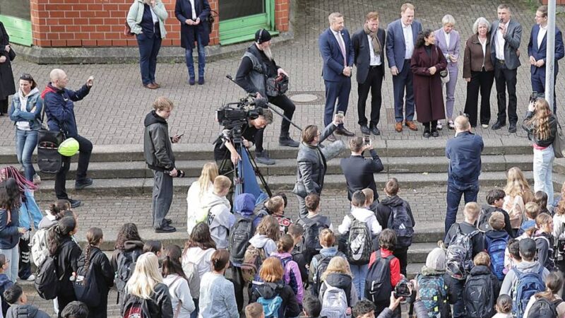 Mit Schokolade in Düsseldorf empfangen: „Auf geht’s, Yalla!“ – 1200 Erkrather Schüler starten Unterricht im Ausweichquartier