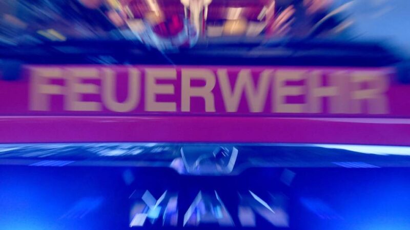 Unfall in Leverkusen – Absprerrung ignoriert: Radfahrer stürzt in drei Meter tiefe Baugrube an der Bismarckstraße
