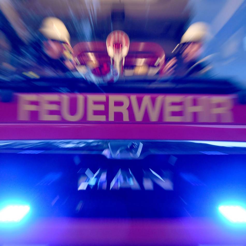 Unfall in Leverkusen – Absprerrung ignoriert: Radfahrer stürzt in drei Meter tiefe Baugrube an der Bismarckstraße