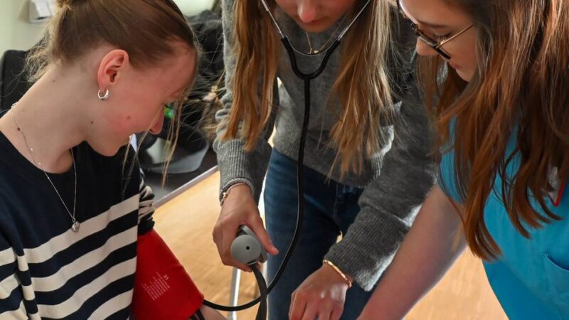 Berufsorientierung in Viersen: Jugendliche schnuppern bei der Caritas in Pflegeberufe