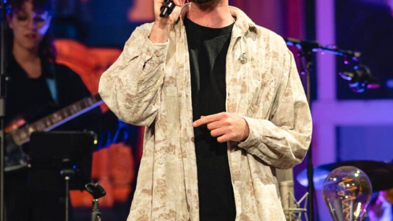 Singer/Songwriter in der Alten Kirche Lobberich: Schloemer singt vom Leben und von Menschlichkeit